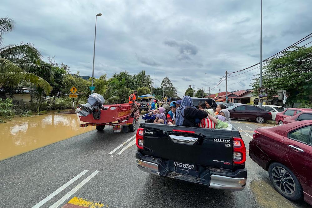 Several flood victims were seen wading through the floods in Hulu Langat, December 19, 2021. u00e2u20acu201d Picture by Hari Anggarann n
