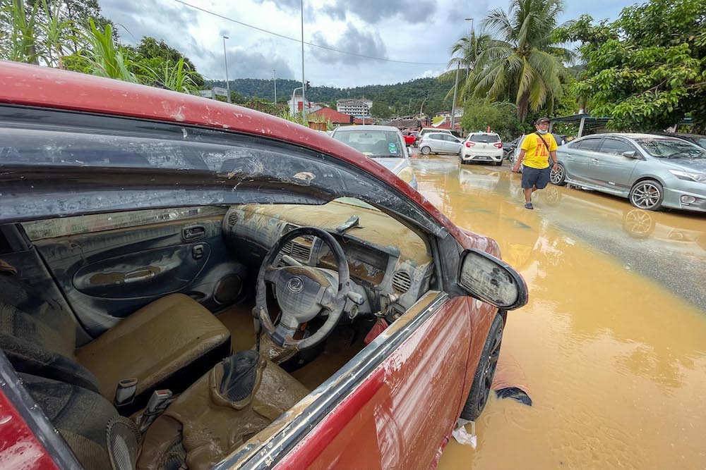 Several flood victims were seen wading through the floods in Hulu Langat, December 19, 2021. u00e2u20acu201d Picture by Hari Anggarann n