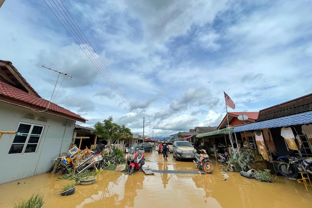 Several flood victims were seen wading through the floods in Hulu Langat, December 19, 2021. u00e2u20acu201d Picture by Hari Anggarann n