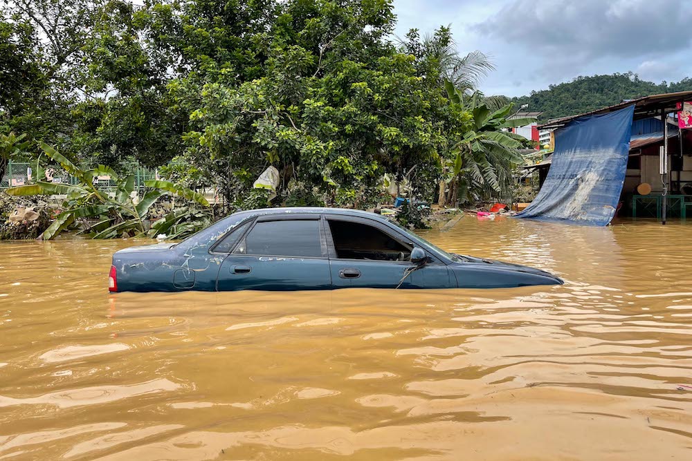 Several flood victims were seen wading through the floods in Hulu Langat, December 19, 2021. u00e2u20acu201d Picture by Hari Anggarann n