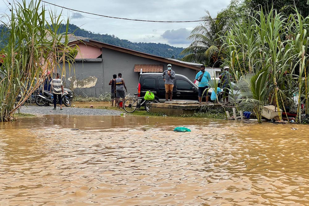 Several flood victims were seen wading through the floods in Hulu Langat, December 19, 2021. — Picture by Hari Anggara 