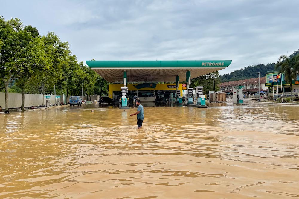 Several flood victims were seen wading through the floods in Hulu Langat, December 19, 2021. u00e2u20acu201d Picture by Hari Anggarann n