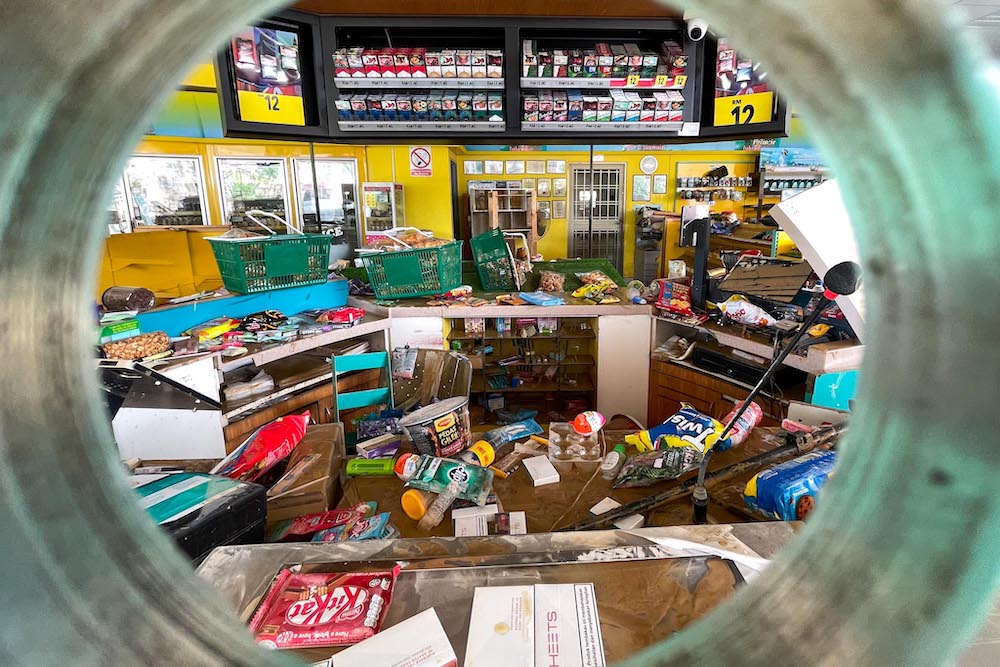 Several flood victims were seen wading through the floods in Hulu Langat, December 19, 2021. u00e2u20acu201d Picture by Hari Anggarann n