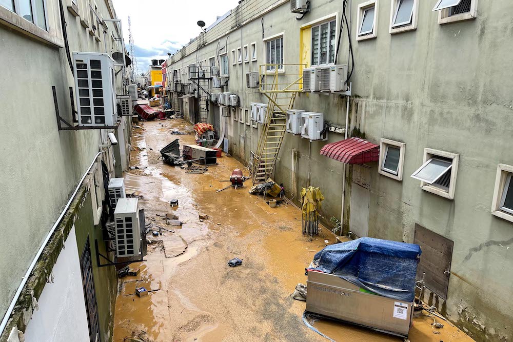 Several flood victims were seen wading through the floods in Hulu Langat, December 19, 2021. u00e2u20acu201d Picture by Hari Anggarann n