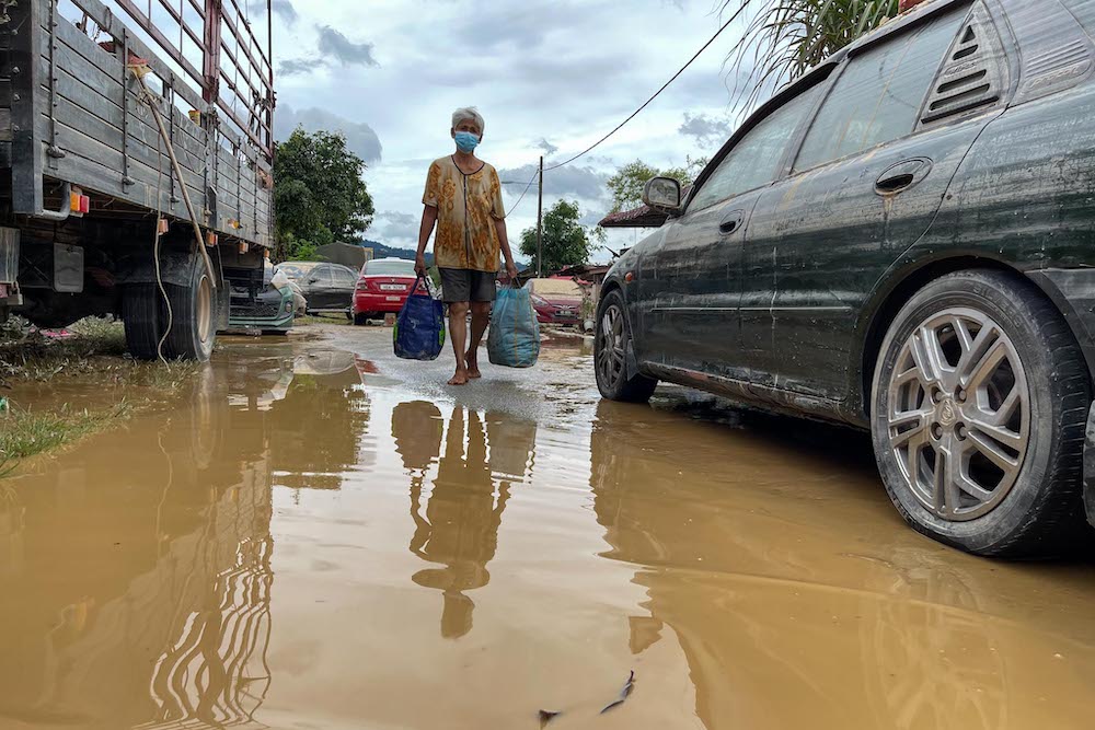 Several flood victims were seen wading through the floods in Hulu Langat, December 19, 2021. u00e2u20acu201d Picture by Hari Anggarann n