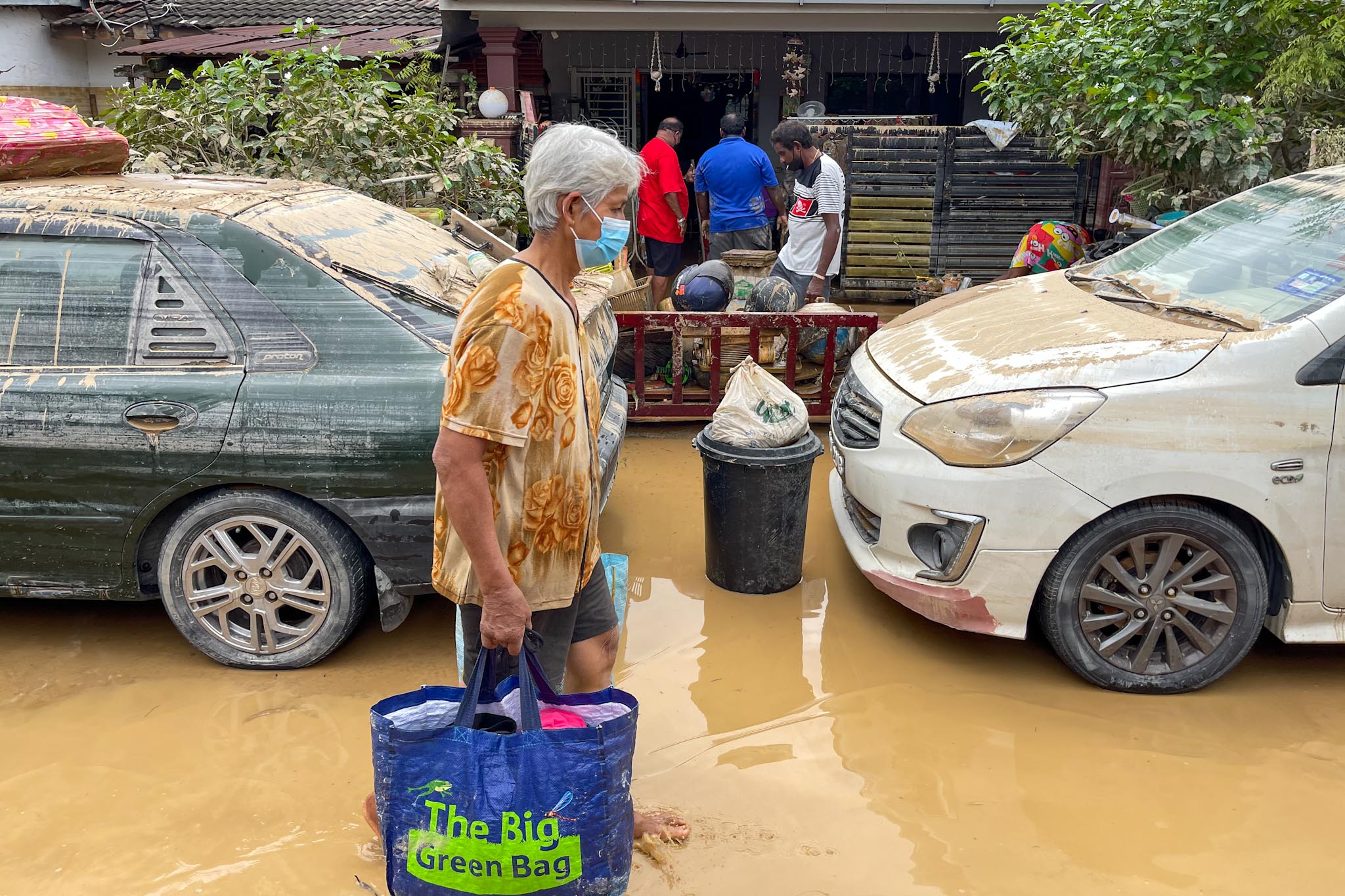 Several flood victims were seen wading through the floods in Hulu Langat, December 19, 2021. u00e2u20acu201d Picture by Hari Anggarann n