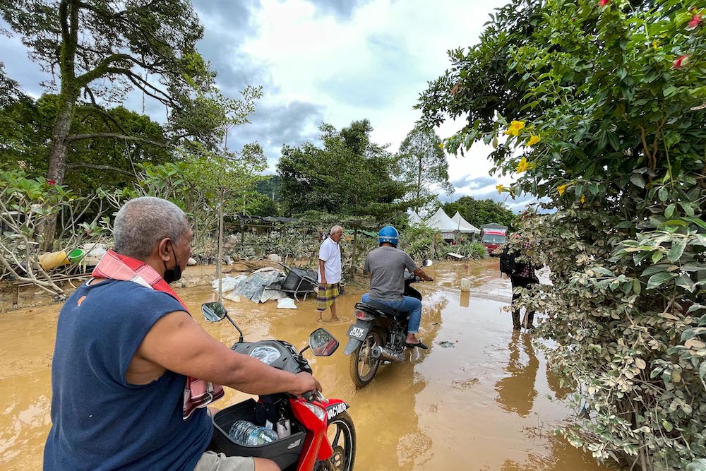 Several flood victims were seen wading through the floods in Hulu Langat, December 19, 2021. u00e2u20acu201d Picture by Hari Anggarann n