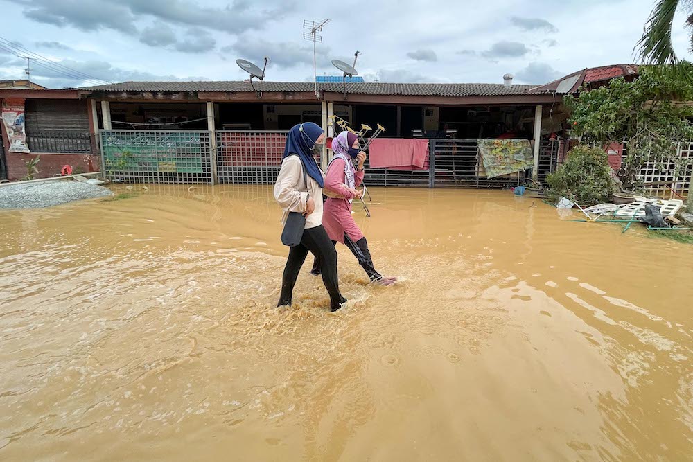 Several flood victims were seen wading through the floods in Hulu Langat, December 19, 2021. u00e2u20acu201d Picture by Hari Anggarann n