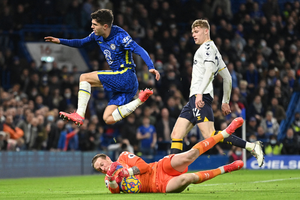 Everton goalkeeper Jordan Pickford saves at the feet of Chelsea midfielder Christian Pulisic during the English Premier League match at Stamford Bridge in London, December 16, 2021. u00e2u20acu201d AFP pic 