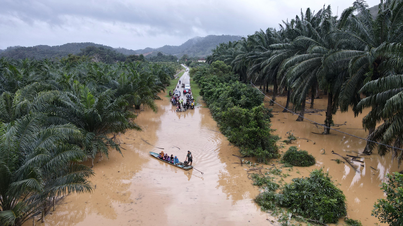 The overflowing Kelantan River cut off the road connecting Kuala Nal with Lepan Pauh and Bukit Sireh, during a Bernama survey in Kuala Krai, December 31, 2021. Residents in the area have to use the mineru00e2u20acu2122s boat service if they still want to go through t