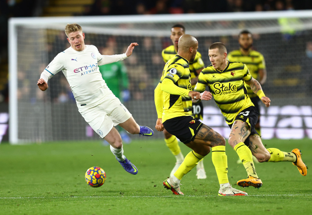 Manchester Cityu00e2u20acu2122s Kevin De Bruyne in action with Watfordu00e2u20acu2122s Juraj Kucka and William Troost-Ekong at Vicarage Road, Watford, Britain, December 4, 2021. u00e2u20acu201d Action Images via Reuters