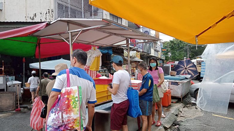 You can spot their stall with the many trays of cakes right in front of Restoran Sun Sea.