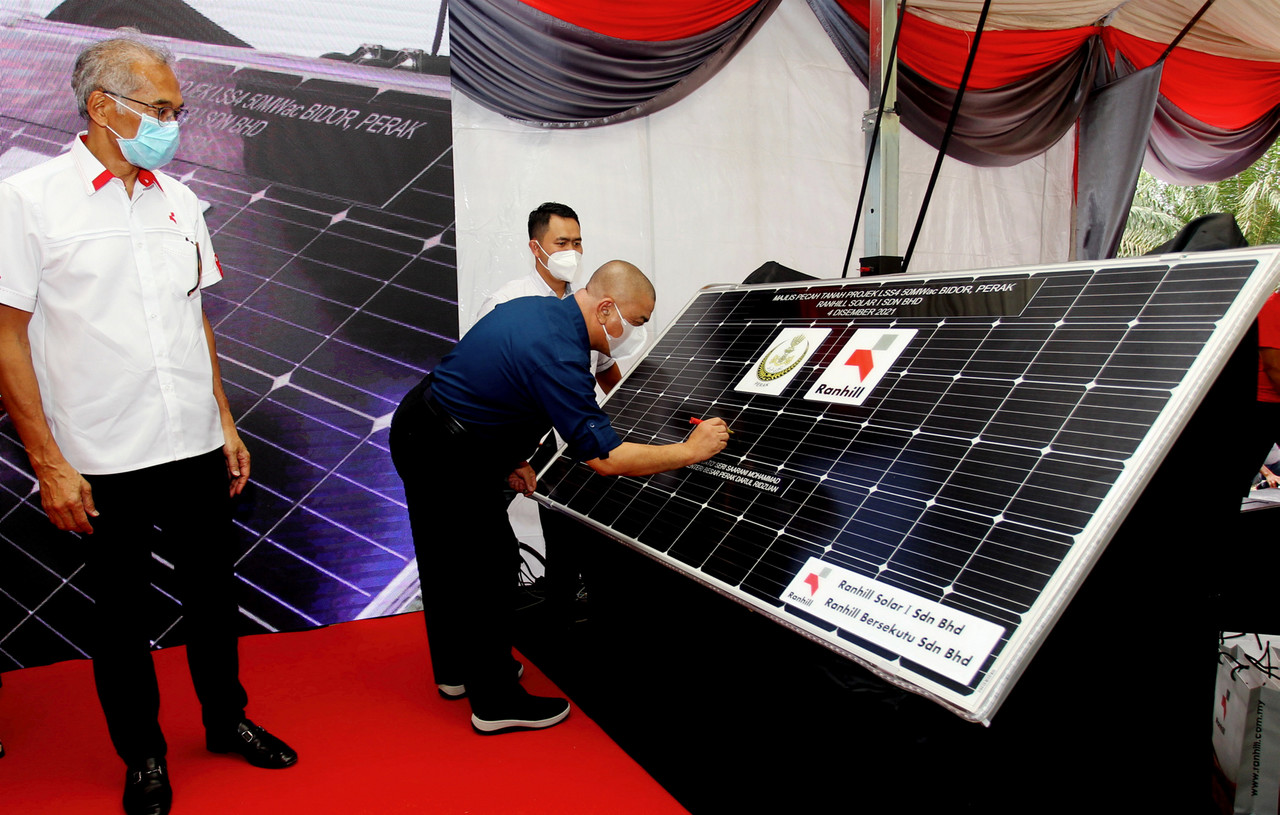Perak Menteri Besar Datuk Seri Saarani Mohamad signing on a solar panel during the Groundbreaking Ceremony for the 50MWAC Ranhill Solar Large -Scale Solar Project at Ladang Bikam, Bidor, Dec 4, 2021. u00e2u20acu201d Bernama pic