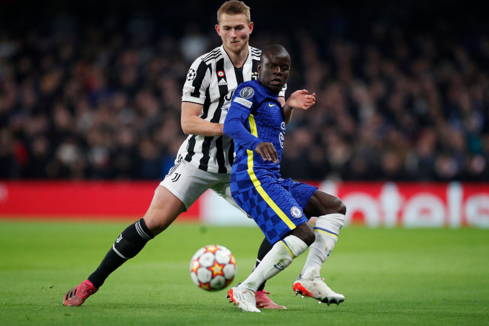 Juventusu00e2u20acu2122 Matthijs de Ligt in action with Chelseau00e2u20acu2122s Nu00e2u20acu2122Golo Kante at Stamford Bridge, London, Britain, November 23, 2021. u00e2u20acu201d Action Images via Reuters