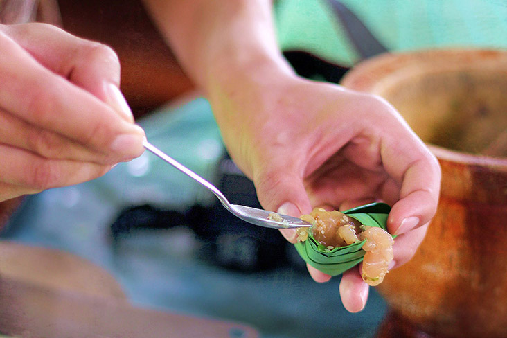 Fill each pandan leaf parcel with some marinated chicken meat.