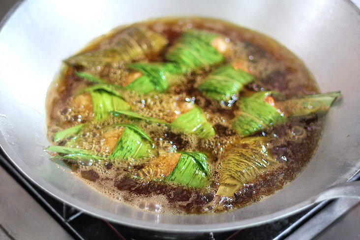 Frying pandan chicken in hot oil.
