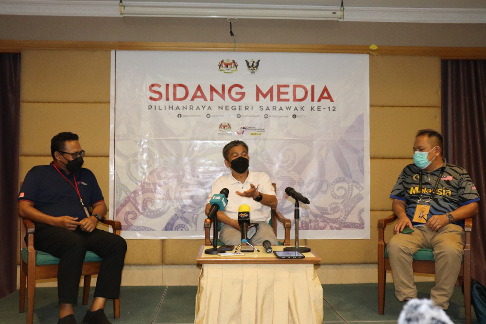 Dr Annuar Rapaee fielding questions from the press as Sarawak Information Department deputy director-general Ajes Tuah (left) and Sibu Information officer Rosman Zaini (right) look on. u00e2u20acu201d Photo by Conny Banji/Borneo Post