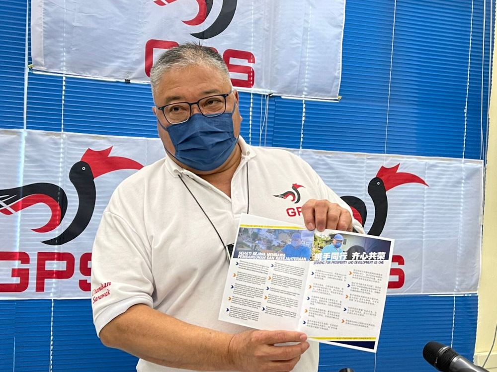 Datuk Seri Tiong King Sing showing his plans for Dudong. u00e2u20acu201d Borneo Post pic