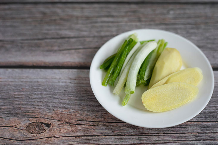 Get rid of any fishy smells with some green onion and ginger.