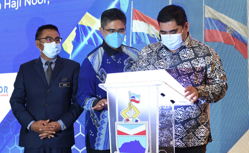 Sabah Community Development and Peopleu00e2u20acu2122s Welfare Minister Datuk Shahelmey Yahya (right_ at the closing ceremony of the Malaysia Halal Tour 2021 Sabah in Kota Kinabalu, December 16, 2021. u00e2u20acu201d Bernama pic 