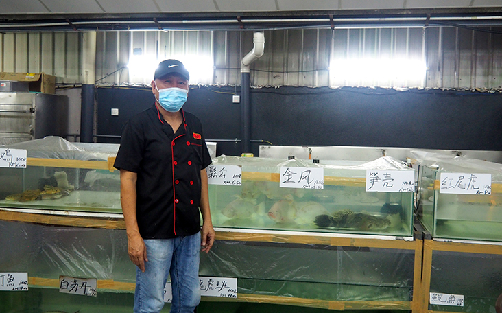 Look for Choy Thian Che who used to be a restaurant chef for superb steamed fish at Puchong's Medan Selera Everyday Foodcourt.