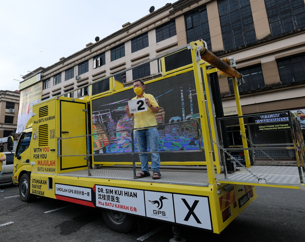 SUPPu00e2u20acu2122s Datuk Seri Dr Sim Kui Hian campaigns on a moving truck for the Batu Kawah seat in Kuching, December 9, 2021. u00e2u20acu201d Bernama pic 