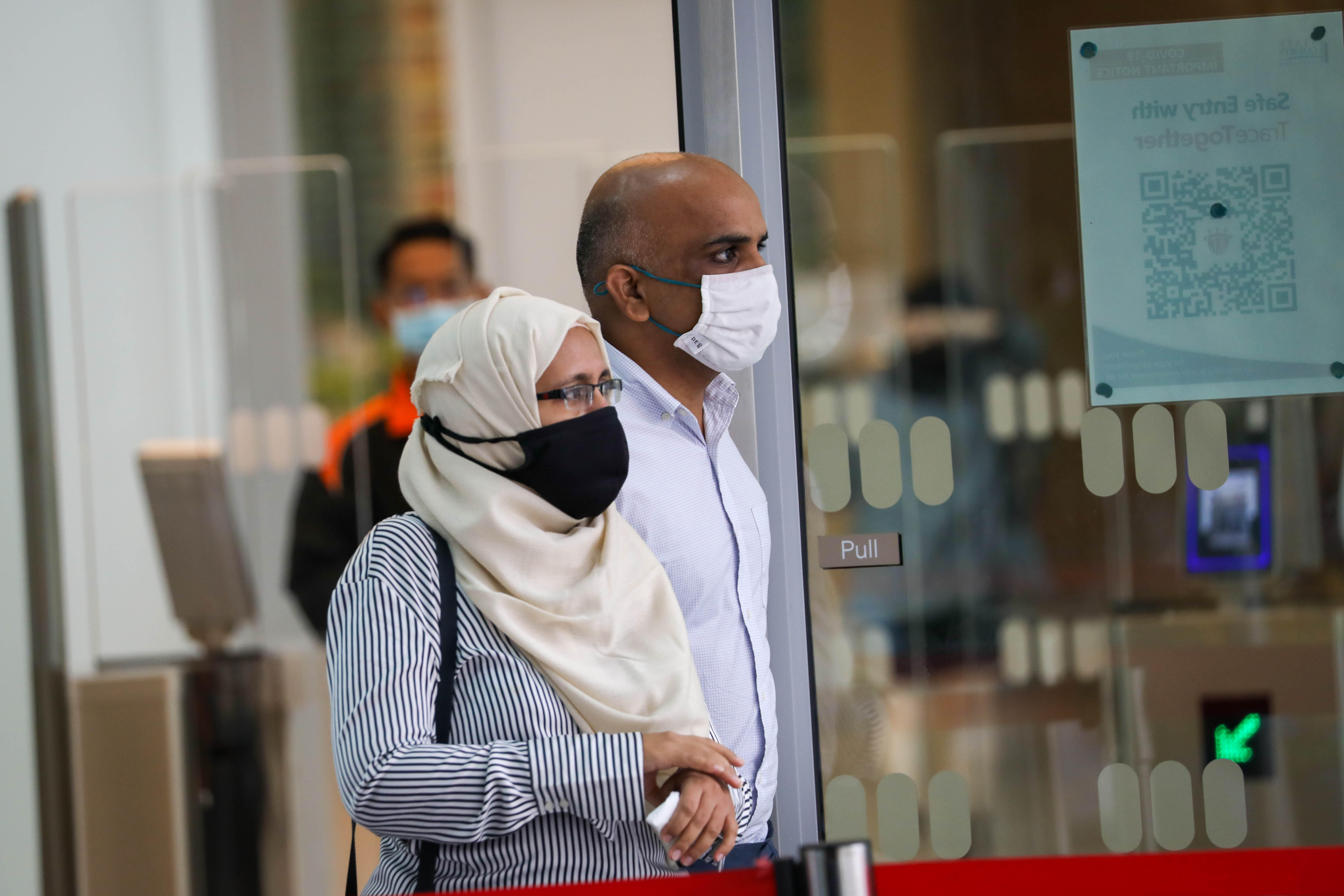 Syed Mohamed Peeran Syed Ameer Hamza and his wife Sabah Parveen outside the State Courts in June 2021. u00e2u20acu201d TODAY pic
