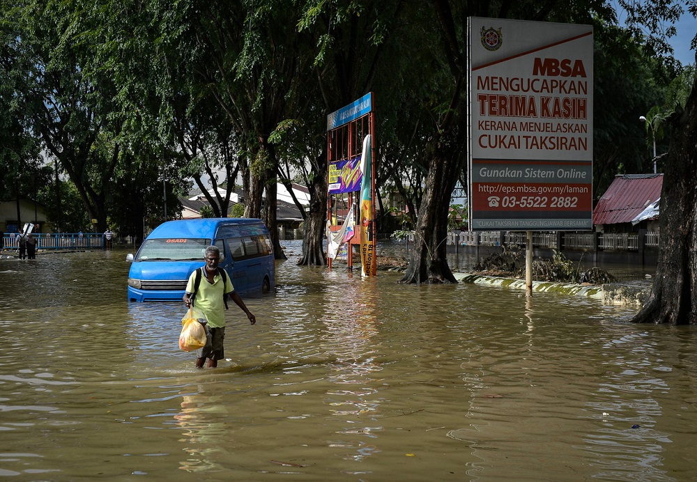 According to the National Disaster Management Agency, floodwaters in Taman Sri Muda has receded even though it rained at 4am. u00e2u20acu2022 Bernama pic