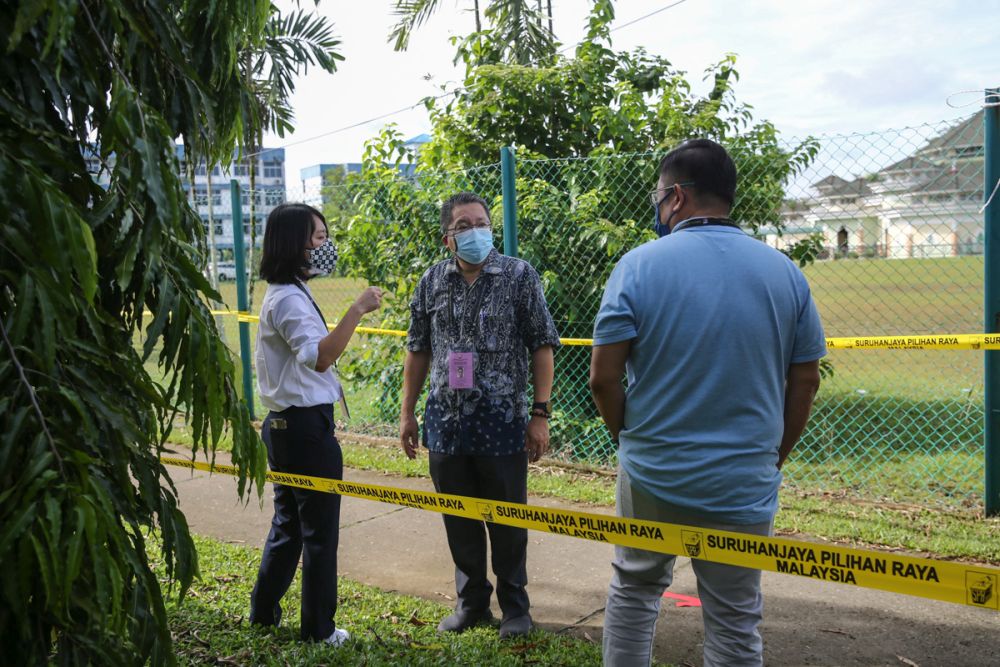 SUPP's Padungan candidate Datuk Wee Hong Seng visits Dewan Badminton Kompleks Perumahan Polis Tabuan Jaya during early voting in Kuching December 14, 2021. u00e2u20acu201d Picture by Yusof Mat Isa