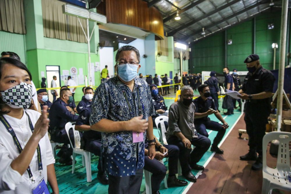 SUPP's Padungan candidate Datuk Wee Hong Seng visits Dewan Badminton Kompleks Perumahan Polis Tabuan Jaya during early voting in Kuching December 14, 2021. u00e2u20acu201d Picture by Yusof Mat Isa