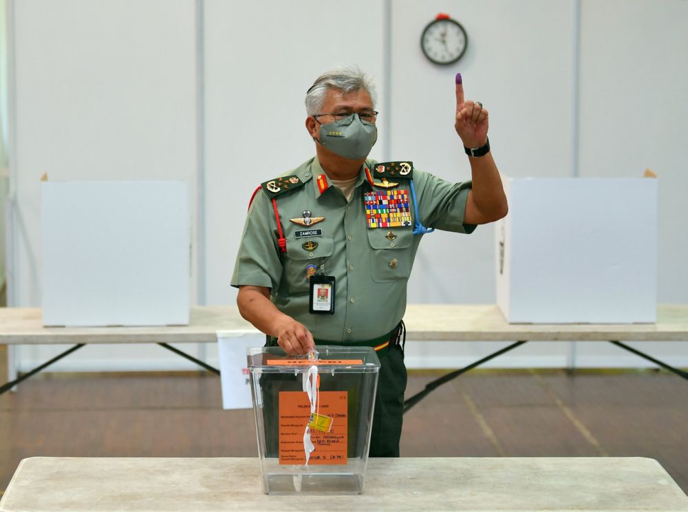 Army chief General Tan Sri Zamrose Mohd Zain casts his ballot during early voting for the Sarawak state election in Kuching December 14, 2021. u00e2u20acu201d Bernama picnn