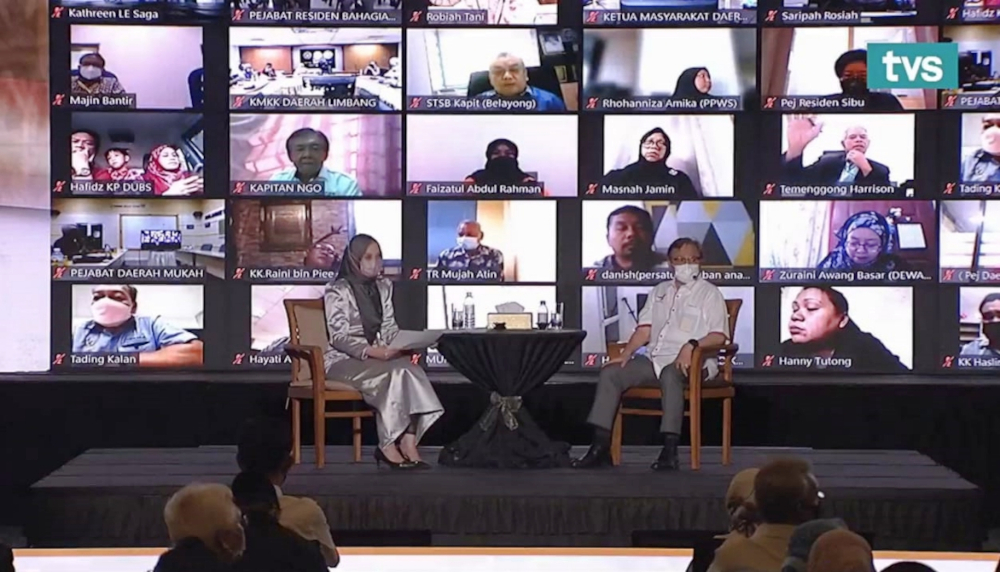 Tan Sri Abang Johari Openg (right) answering questions fielded by participants of the townhall session. u00e2u20acu201d Borneo Post Online picnn