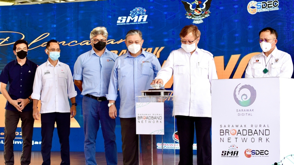 Abang Johari (second right) launches the Saluran-MySRBN while Morshidi (third right), Abu Bakar (right), Zaidi (second left), Sudarnoto (third left) and Adiman (left) look on. u00e2u20acu201d Penerangan pic via Borneo Post Online