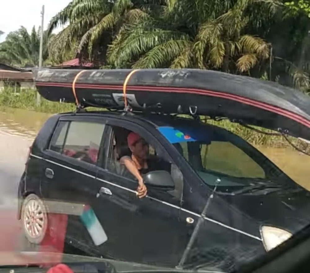 Azwan Omar has become a social media sensation when a Twitter user posted about his willingness to travel to Selangor from Melaka in his Perodua Viva with a boat strapped on the roof of the car to rescue flood victims. u00e2u20acu201d Picture from Twitter/nanonadio