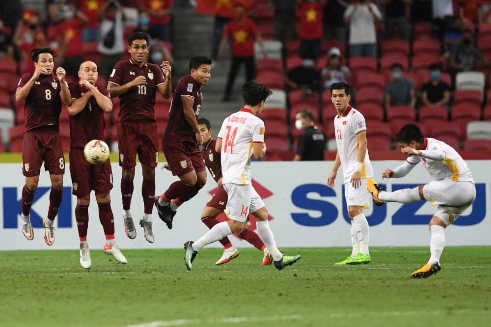 Vietnamu00e2u20acu2122s Nguyen Quang Hai (right) takes a freekick during the second leg of the AFF Suzuki Cup 2020 football semifinal match between Vietnam and Thailand at the National Stadium in Singapore, December 26, 2021. u00e2u20acu201d AFP pic