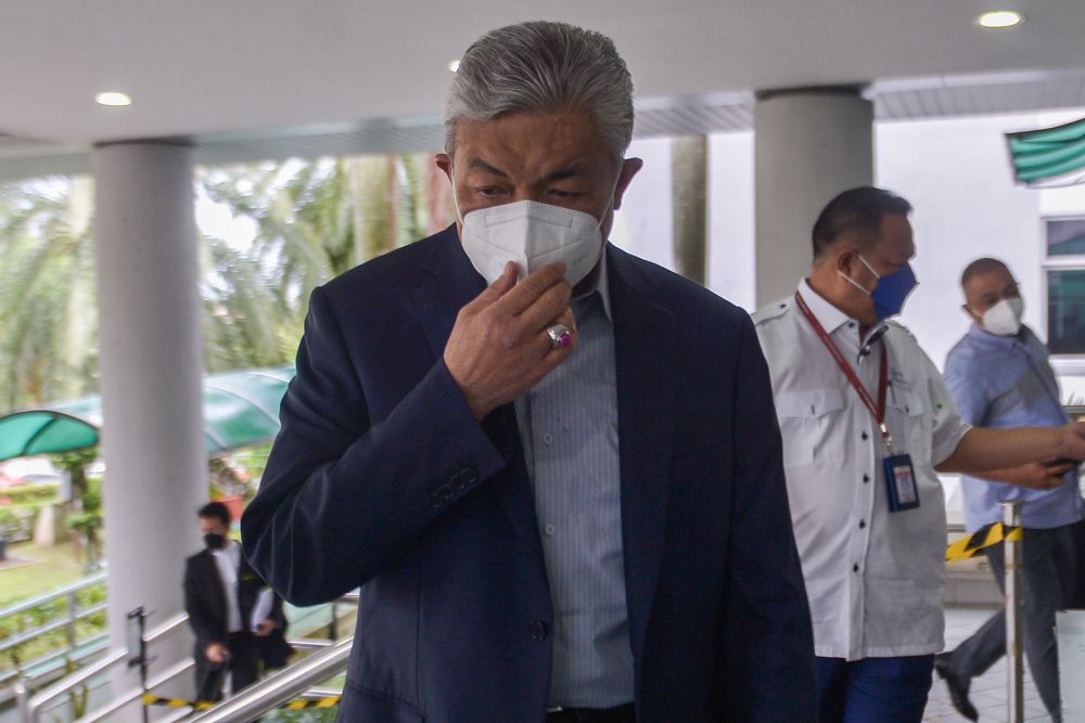 nDatuk Seri Ahmad Zahid Hamidi arrives at the Shah Alam High Court on December 22, 2021. u00e2u20acu201d Picture by Miera Zulyanan