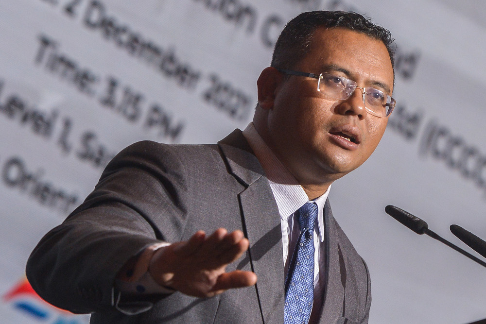 Selangor Mentri Besar Datuk Seri Amirudin Shari speaks during the ECRL signing ceremony at Mandarin Oriental Kuala Lumpur, December 2, 2021. u00e2u20acu201d Picture by Miera Zulyana