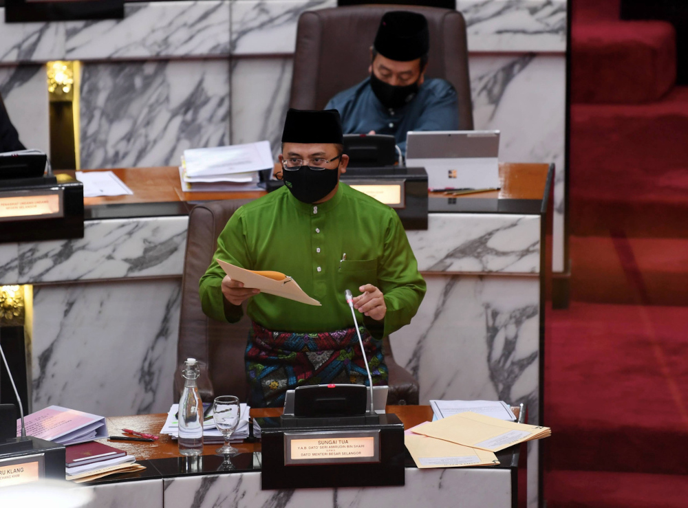 Mentri Besar Datuk Seri Amirudin Shari when tabling the bill said the amendment was in accordance with the amended Article 47 of the Federal Constitution which had reduced the qualifying age for the election to the Dewan Rakyat from 21 to 18. u00e2u20acu201d Bernama 