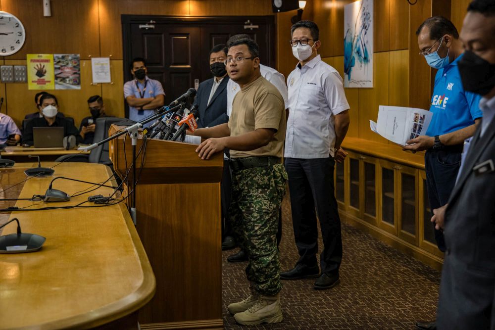 Selangor Mentri Besar Datuk Seri Amirudin Shari speaks during a press conference in Shah Alam December 21, 2021. u00e2u20acu201d Picture by Firdaus Latifnnn