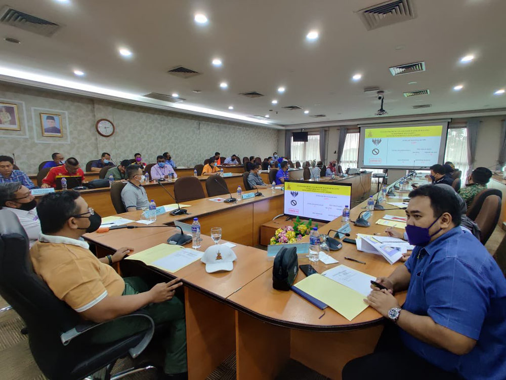 Selangor Mentri Besar Datuk Seri Amirudin Shari said the clean-up process in several areas affected by floods in Klang and Shah Alam has reached 50 per cent. u00e2u20acu201d Picture via Twitter/Amirudin Shari