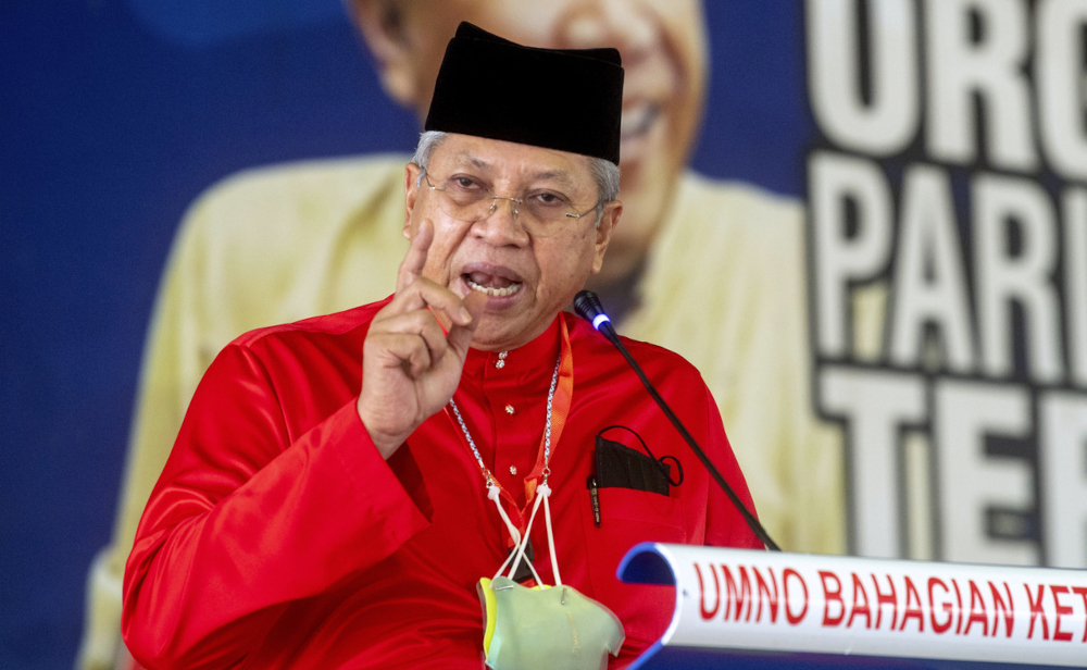 Ketereh Umno division chief Tan Sri Annuar Musa speaking at the Ketereh Umno division delegates meeting in Kota Baru, December 17, 2021. u00e2u20acu201d Bernama pic 