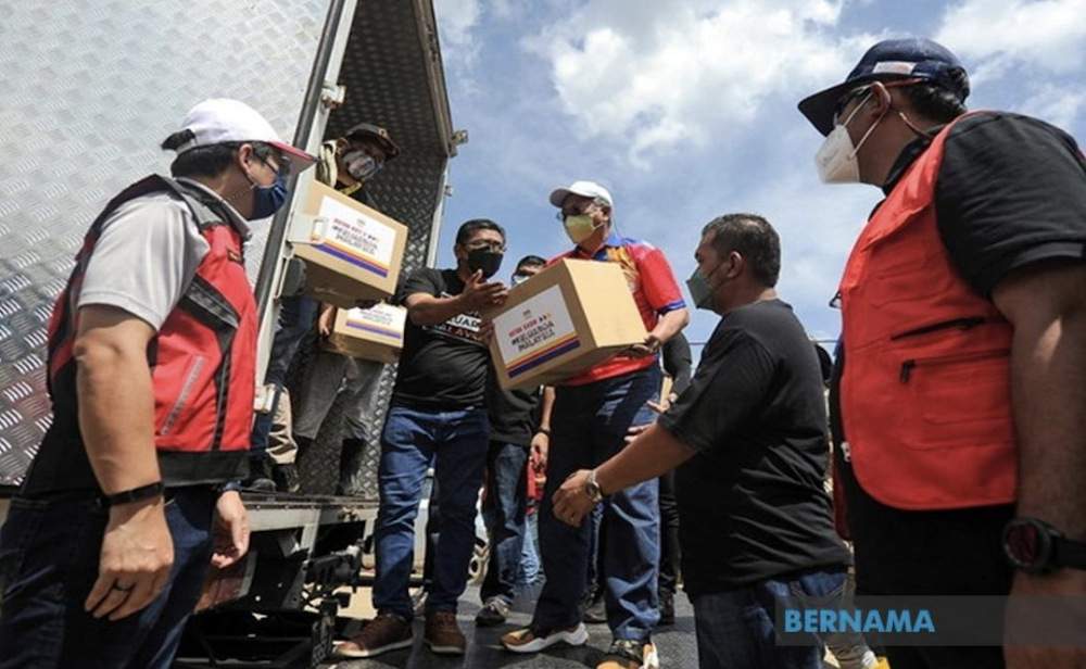Communications and Multimedia Minister Tan Sri Annuar Musa (centre) said 68 telecommunication towers in Negri Sembilan were severely affected following the floods. u00e2u20acu201d Picture via Twitter/Bernama