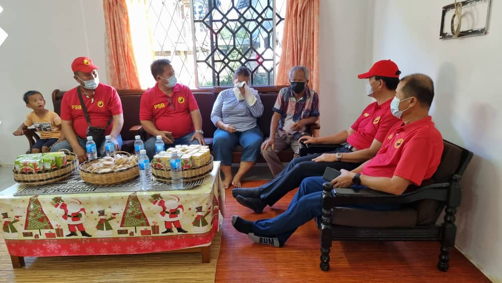 Baru Bian (second right) extends his condolences and moral support to the families of the fatal accident victims from Kampung Long Temarub. u00e2u20acu201d Borneo Post Online pic 