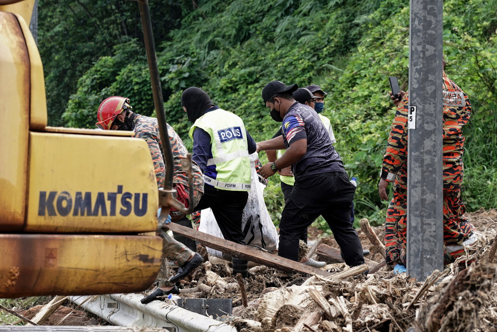 Fire and Rescue Department personnel and police during a search operation at the Bobby Eco Farm Resort in Bentong, December 22, 2021. u00e2u20acu201d Bernama pic 