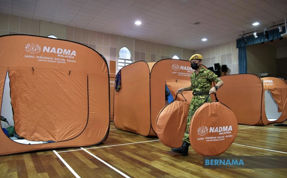 The flood situation in three east coast states u00e2u20acu201d Kelantan, Terengganu and Pahang u00e2u20acu201d is worsening with 635 people from 131 families relocated to flood relief centres. u00e2u20acu201d Picture via Twitter/Bernama