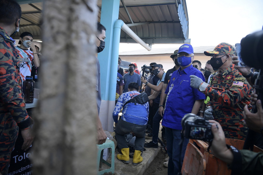 Prime Minister Datuk Seri Ismail Sabri Yaakob visited the flood-affected areas at the Malaysian Family u00e2u20acu02dcgotong-royongu00e2u20acu2122 programme in Taman Nanding, Hulu Langat December 26, 2021. u00e2u20acu201d Bernama pic