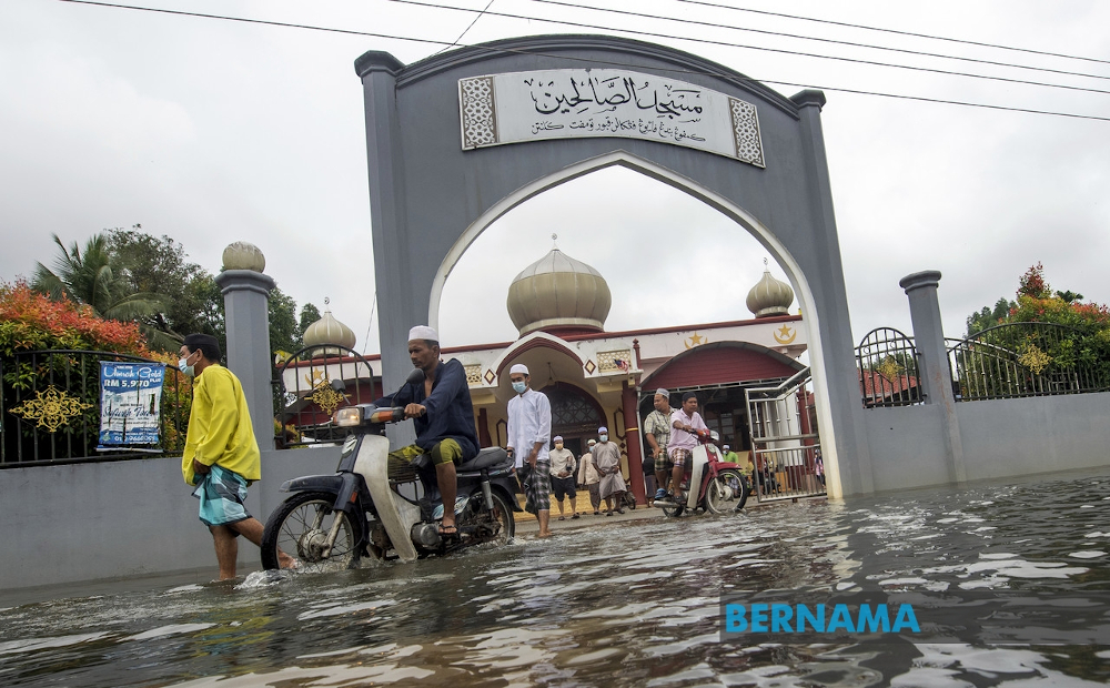 Mosques and non-Muslim houses of worship in some areas in Selangor are now used as unofficial transit points for the collection of relief items from various parties before being distributed to flood victims. u00e2u20acu201d Picture via Twitter/Bernama