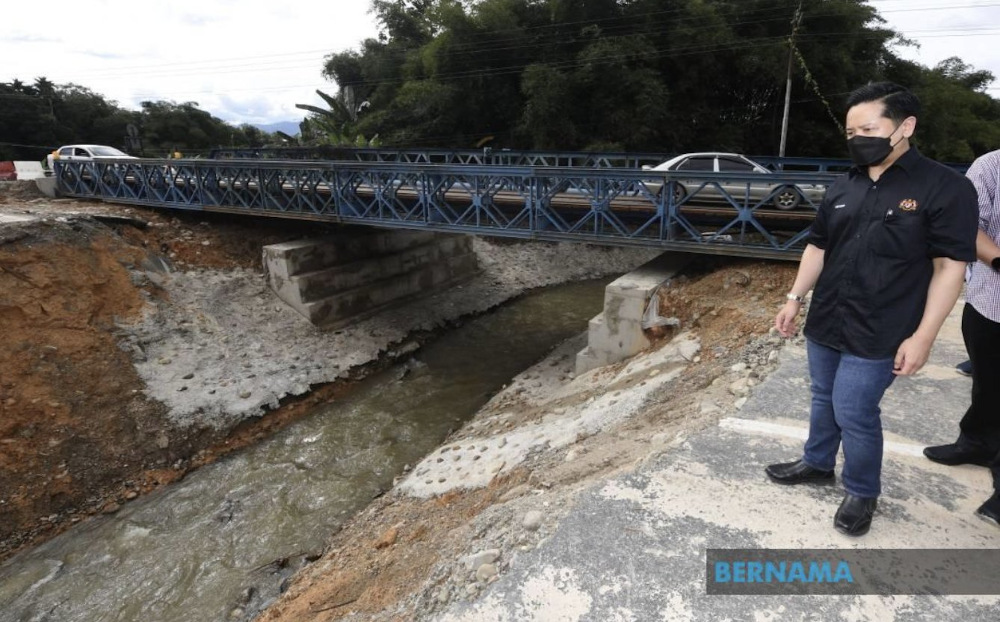 Deputy Works Minister Datuk Arthur Joseph Kurup said a permanent bridge will be built to connect the Tambunan-Keningau route near Kampung Liau Laut within the next three months. u00e2u20acu201d Picture via Twitter/Bernama