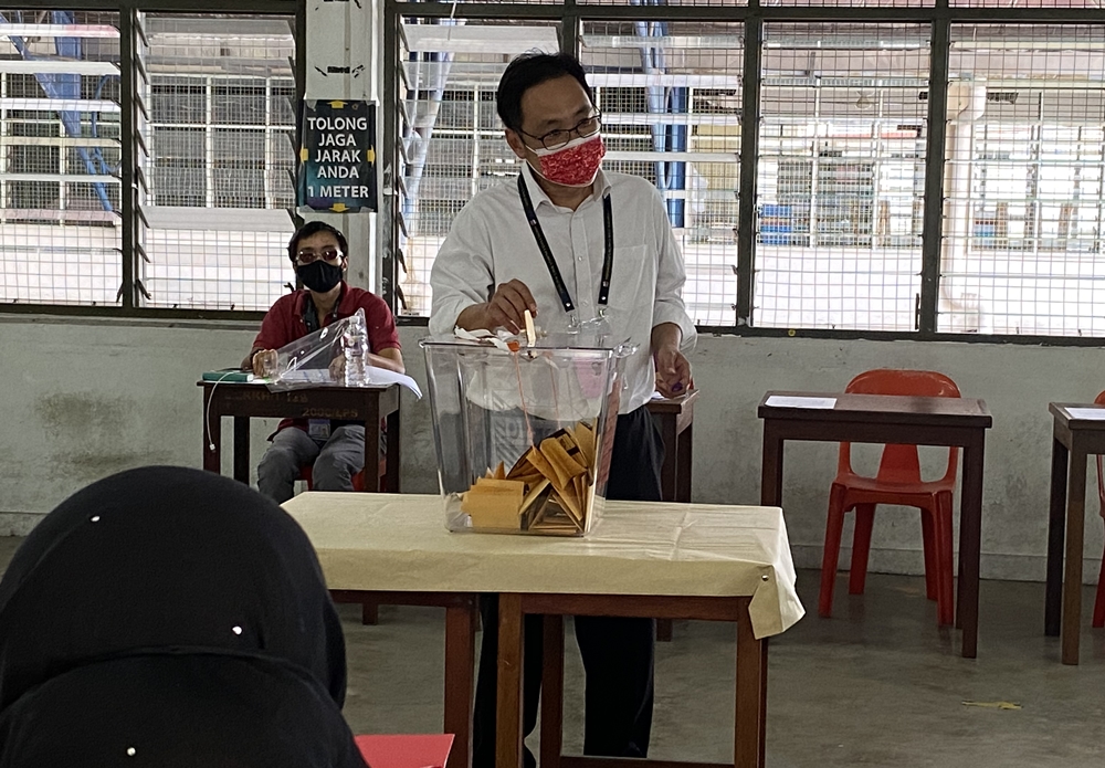 Sarawak DAP candidate for Padungan Chong Chieng Jen Chong casts his vote at SMK Kuching High. u00e2u20acu2022 Borneo Post pic