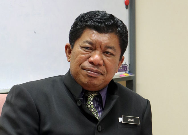 Sarawak EC director Jasni Jubli says voters exhibiting Covid-19 symptoms will be isolated and placed at a special tent for them to cast their votes. u00e2u20acu2022 Borneo Post